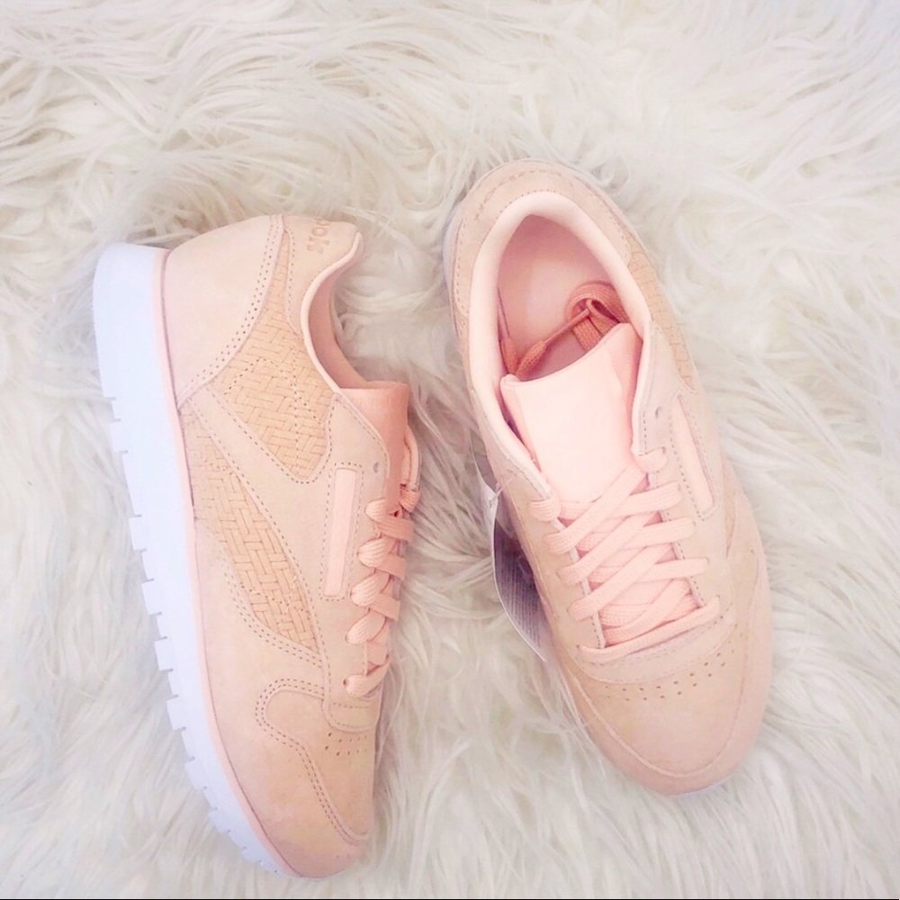 (WMNS) PEACH CLASSIC SUEDE SNEAKERS Reebok
